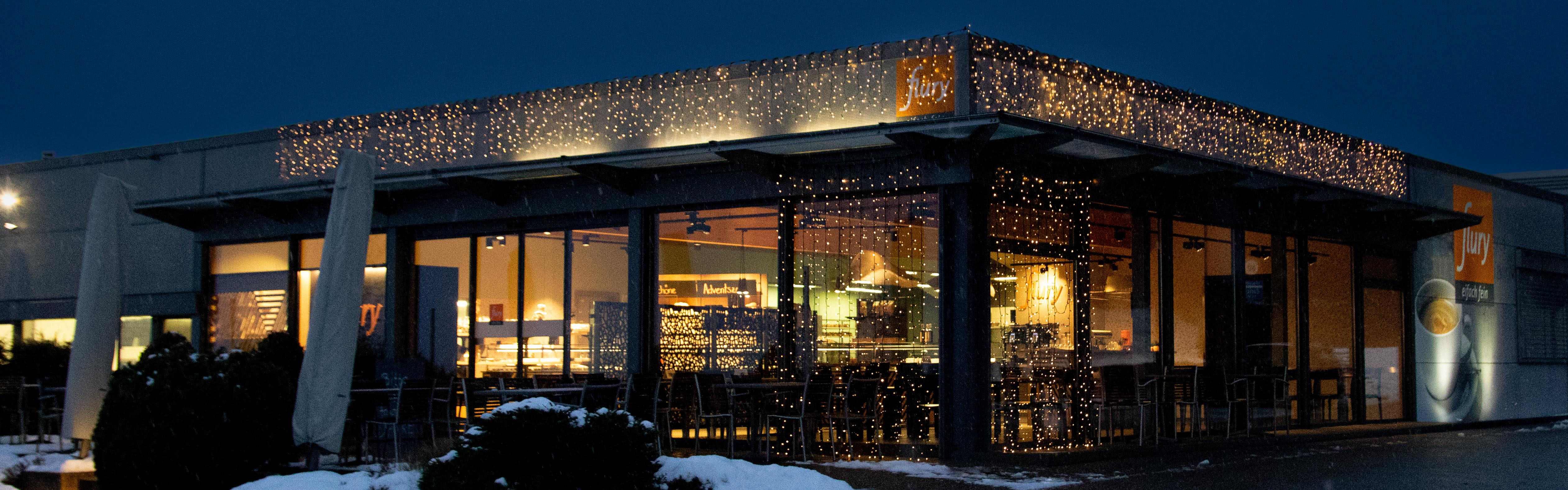 Die Lichterketten am Gebäude leuchten in der Dunkelheit.