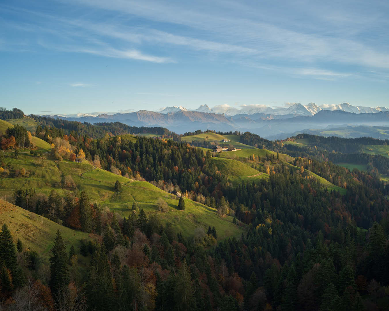 Hügelige Landschaft im Emmental mit Alpenpanorama im Hintergrund