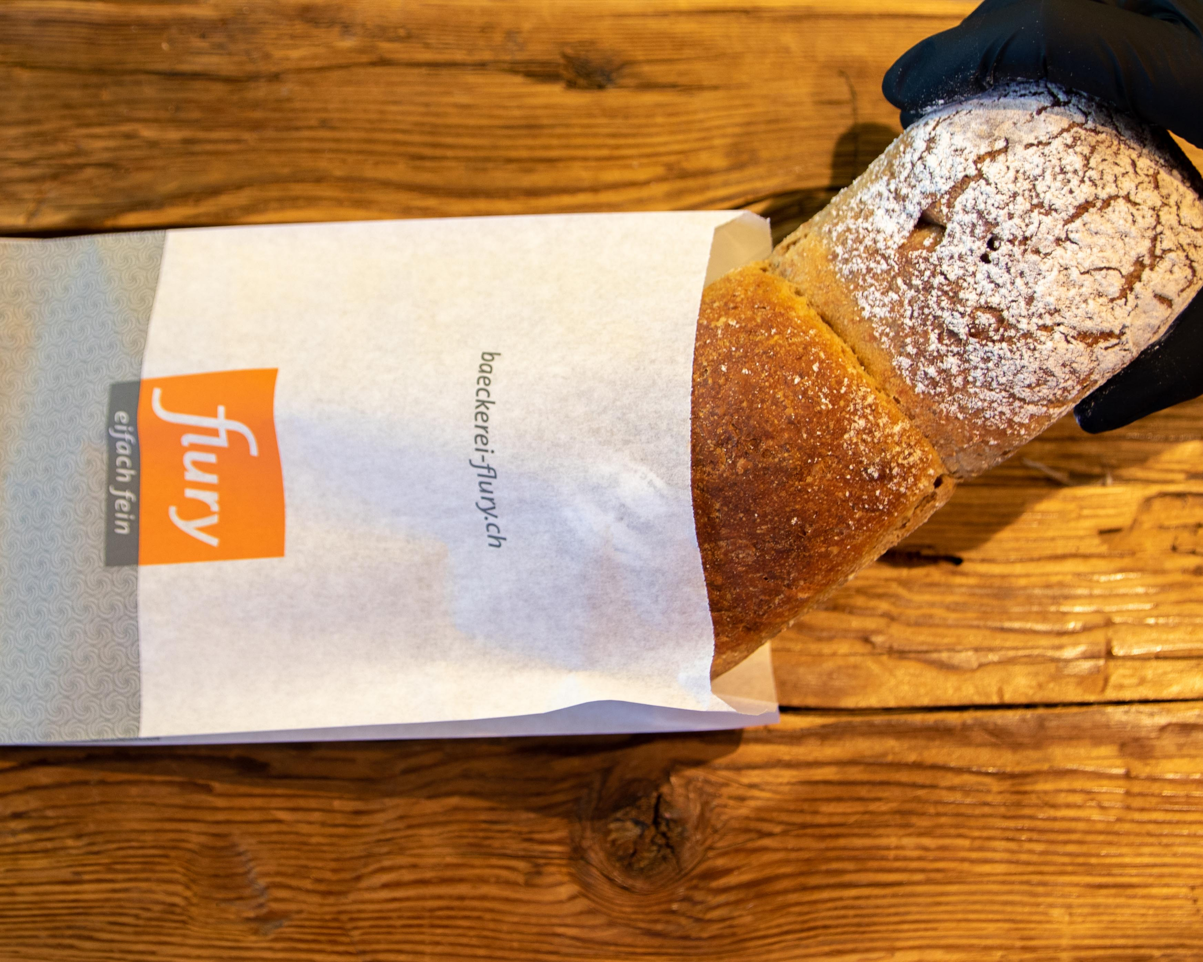 Brot wird in Brotbeutel aus Papier verpackt.