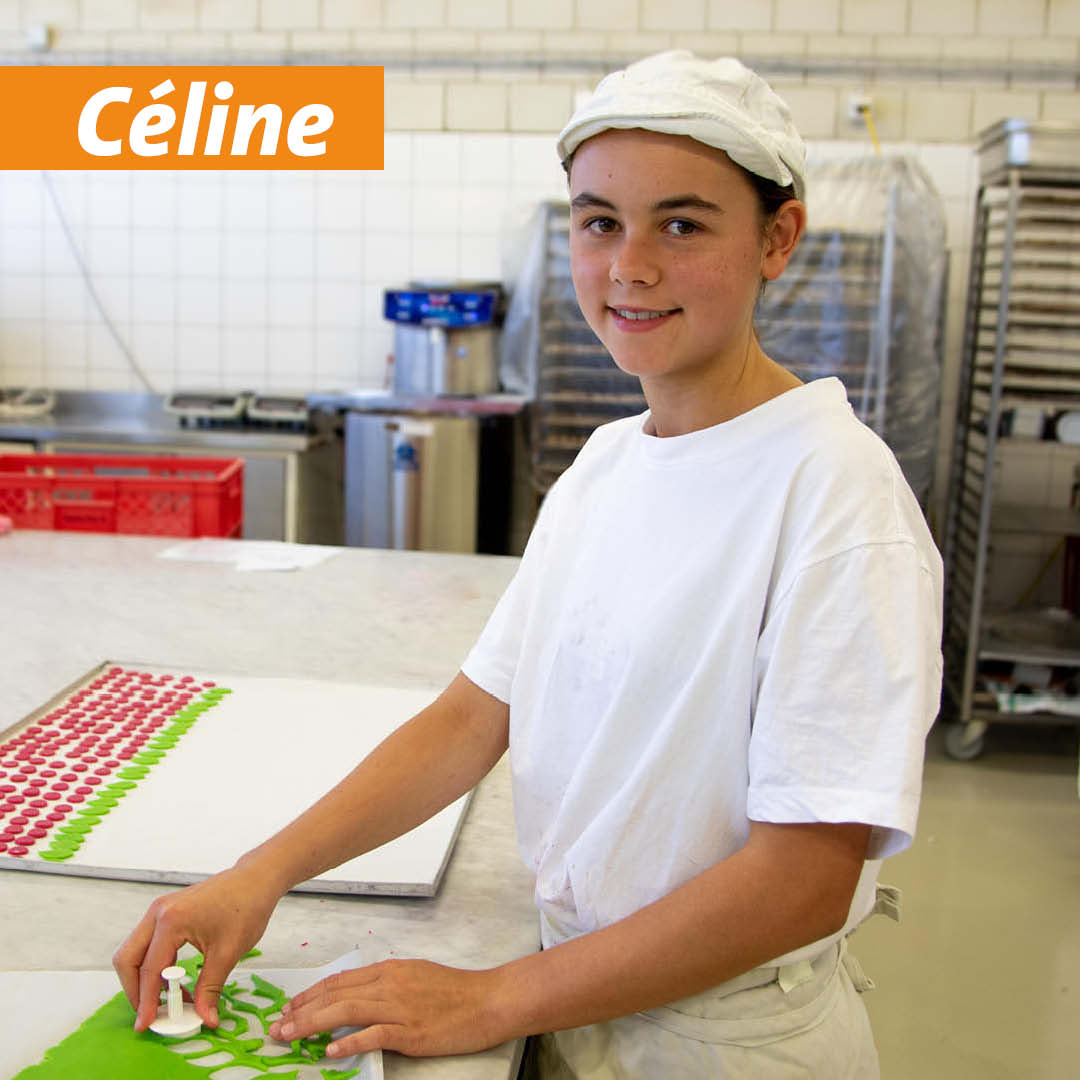 Céline Unsere Lernende Céline sticht Marzipanblätter aus.