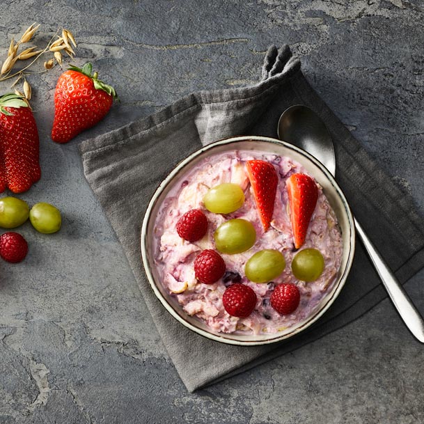 Birchermüesli garniert mit frischen Beeren