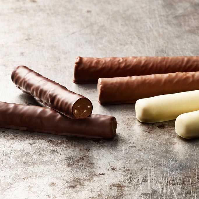 Hausgemachte Branchli aus dunkler, milch und weisser Schokolade