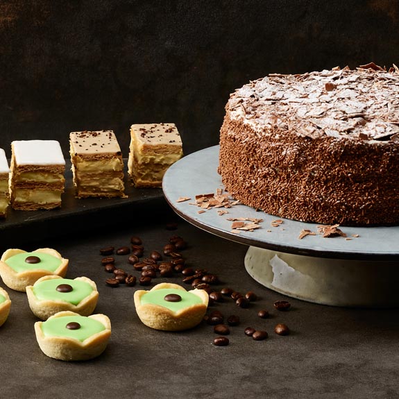 Verschiedene Desserts, unter anderem Schwarzwäldertorte