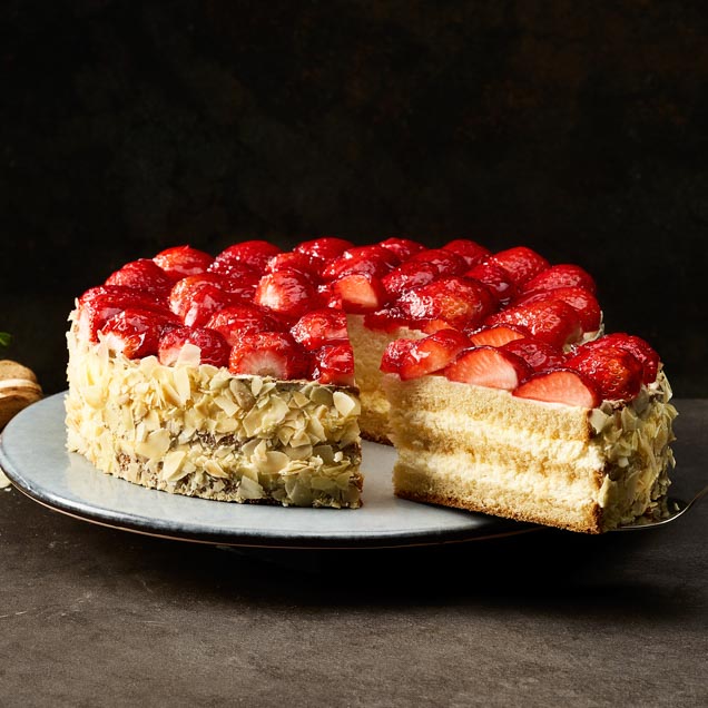 Früchtetorte mit frischen Erdbeeren