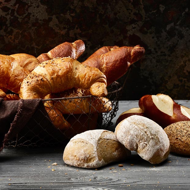 Diverse Kleinbrote wie Gipfeli, Schlumbergerli und Laugenbrötli