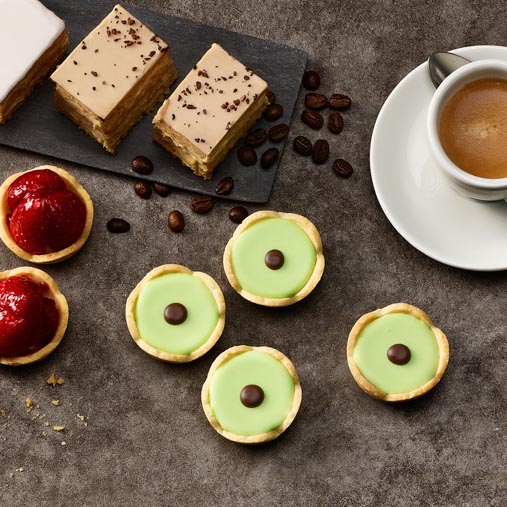 Verschiedene mini Patisserie mit Espresso