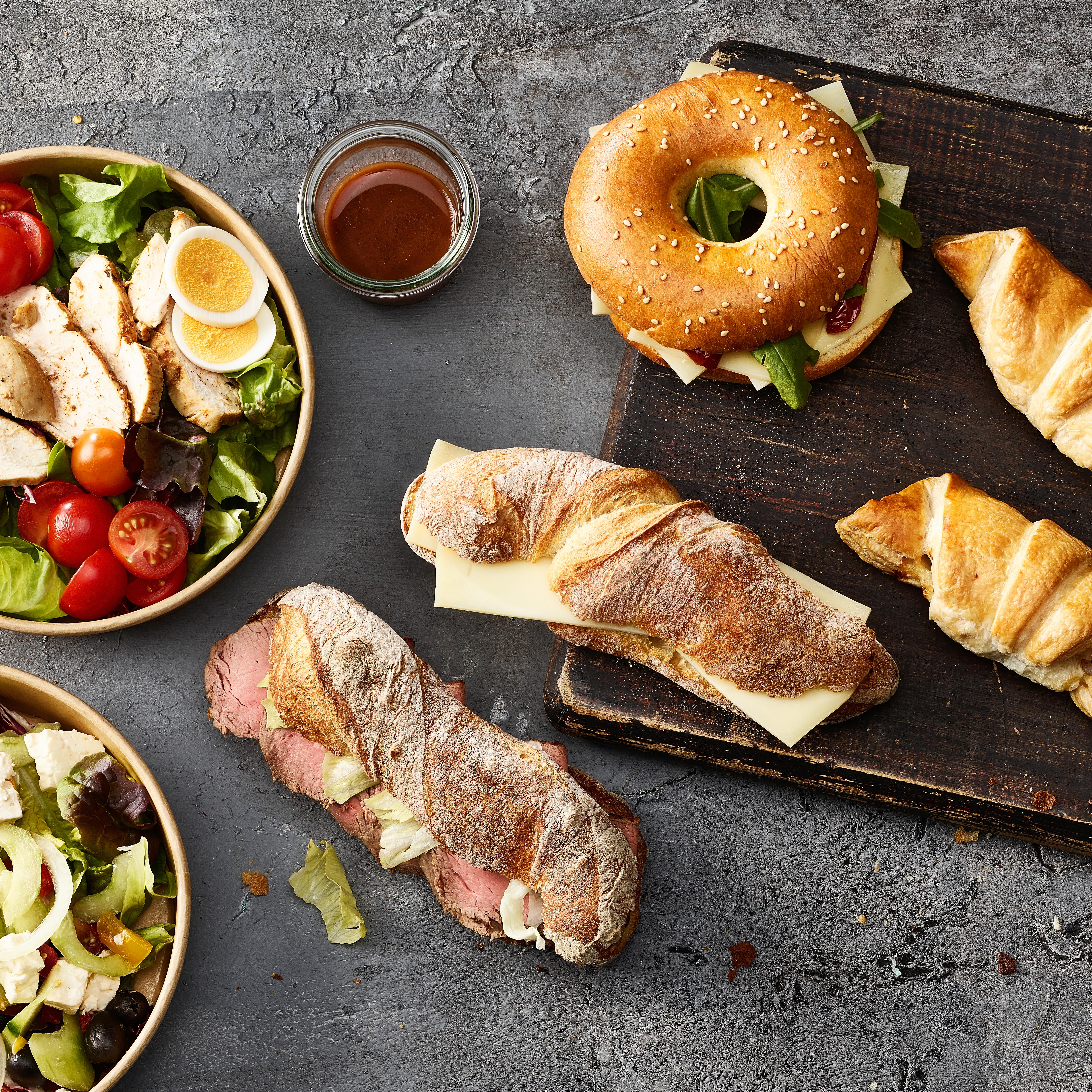 Salate, Sandwiches und Schinkengipfeli zum mitnehmen