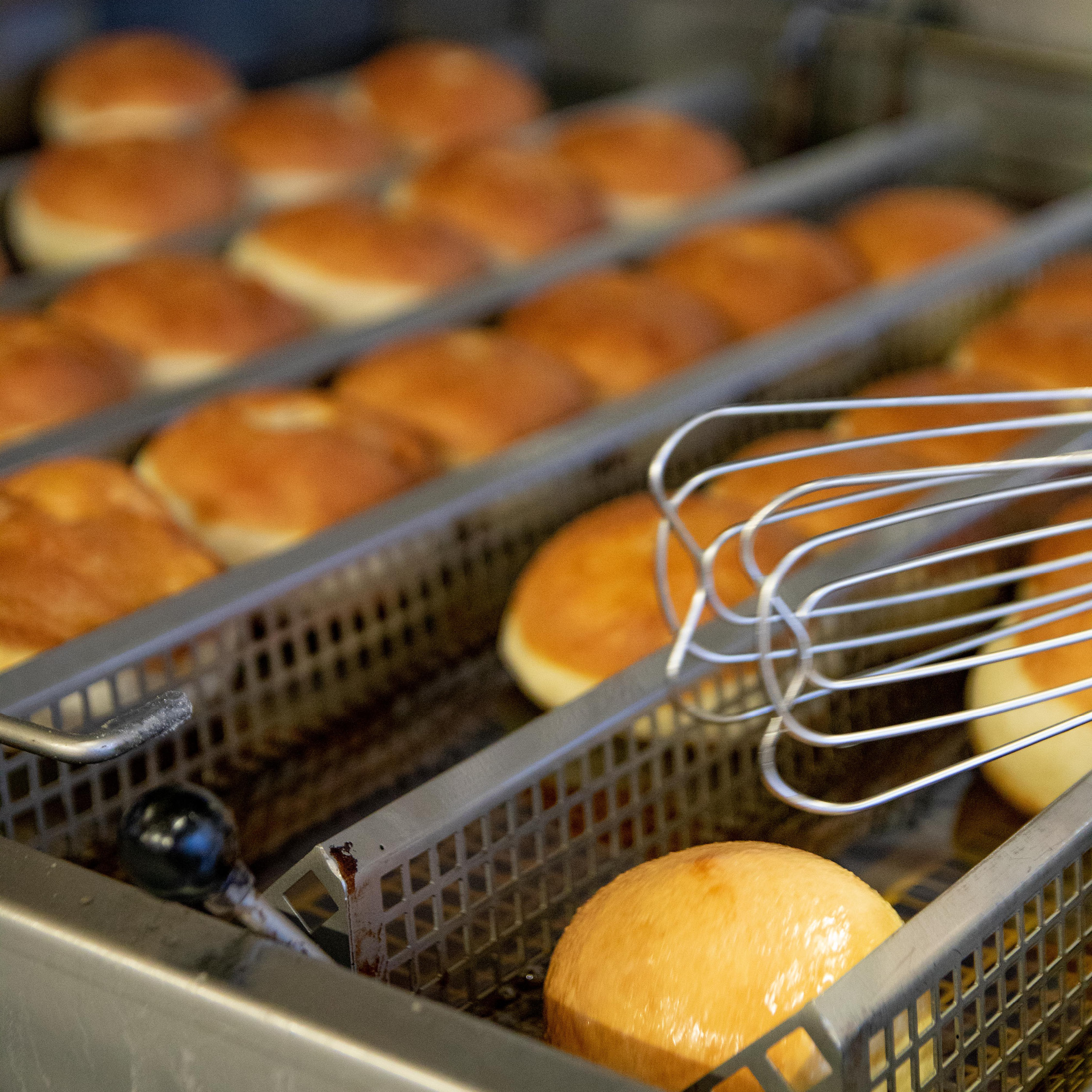 Berliner beim Ausbacken