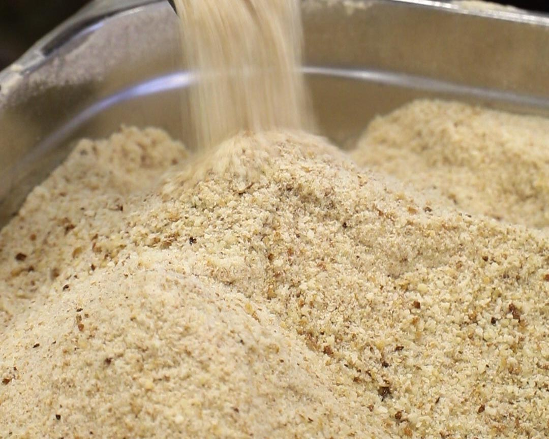 Frisch gemahlenes Paniermehl aus Altbrot der Bäckerei Flury.