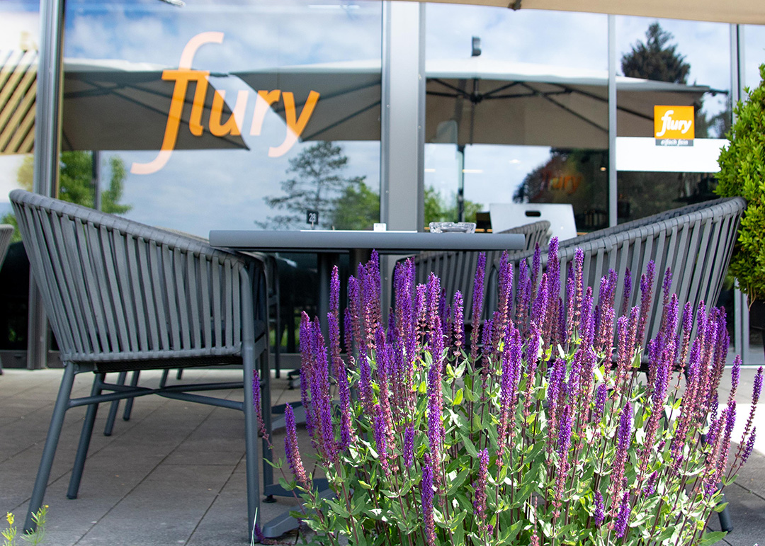 Terrasse Flury Koppigen Aspi mit Gartenstühlen und Tisch.