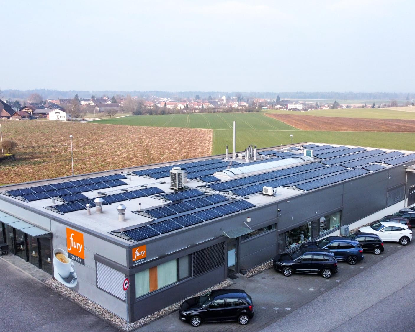 Produktionsstandort Koppigen mit Solaranlage auf dem Dach