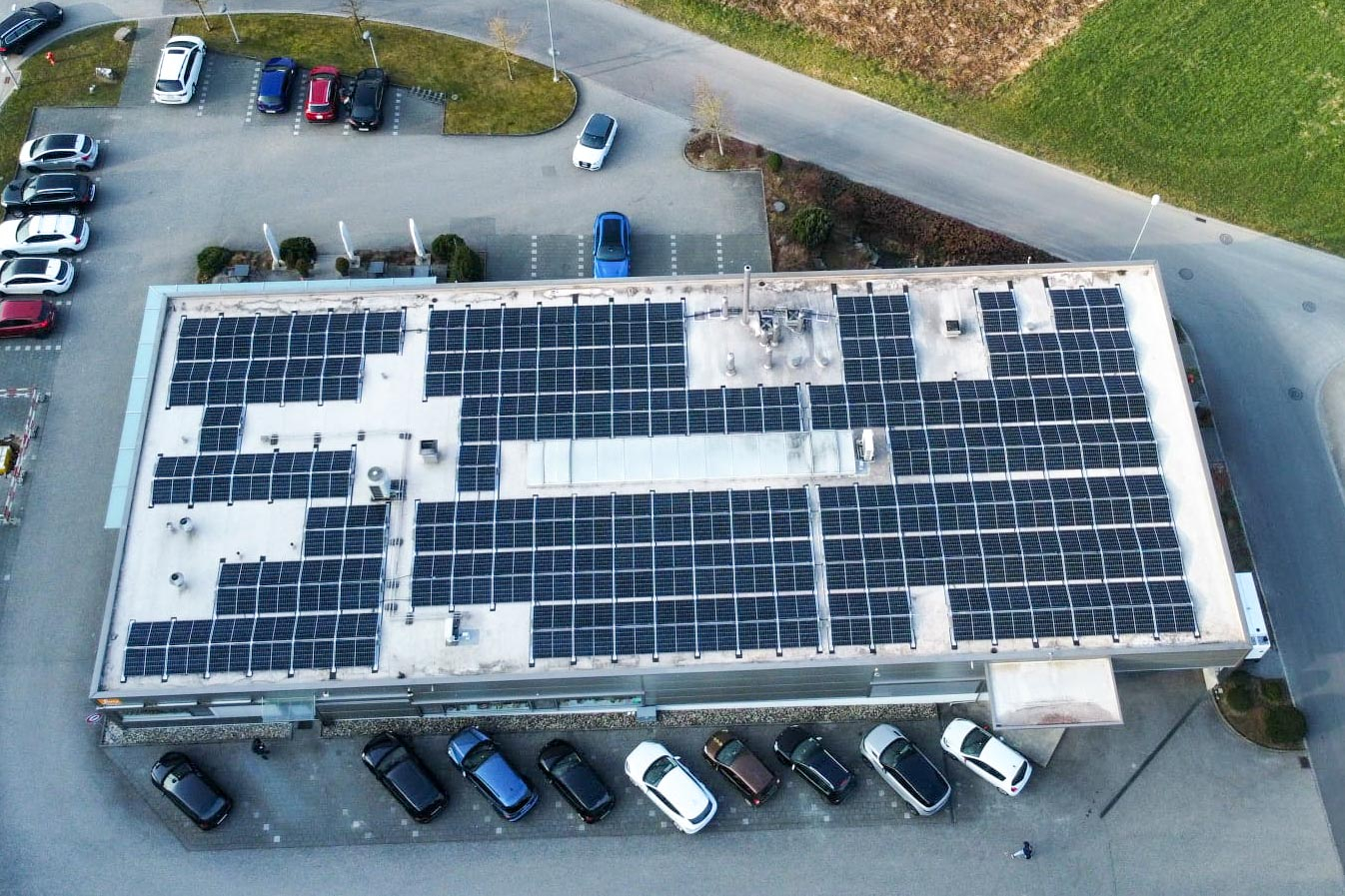 Dach unseres Produktionsstandorts in der Vogelperspektive mit Solaranlage
