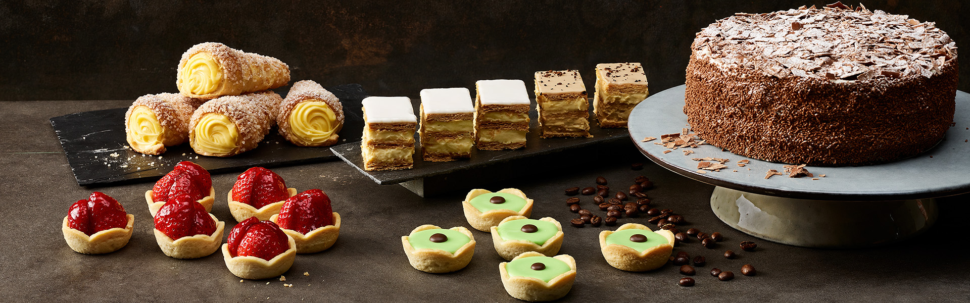 Verschiedenste Desserts wie kleine Patisserie und Torten sind präsentiert.