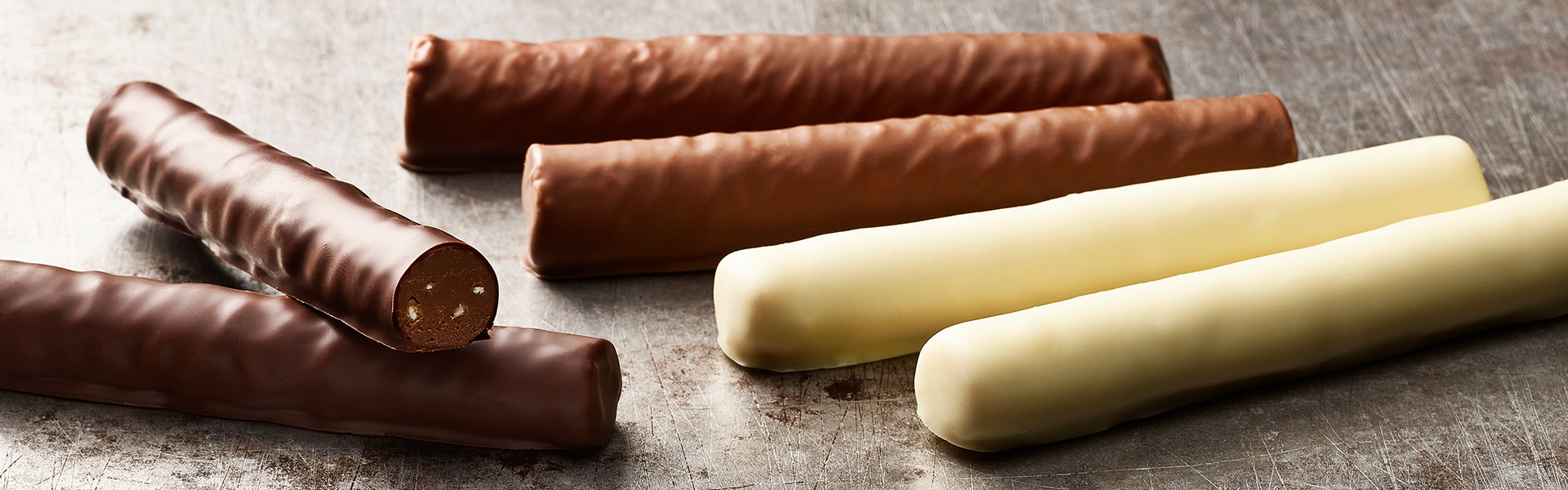 Dunkle, milch und weisse Branchli liegen nebeneinander.