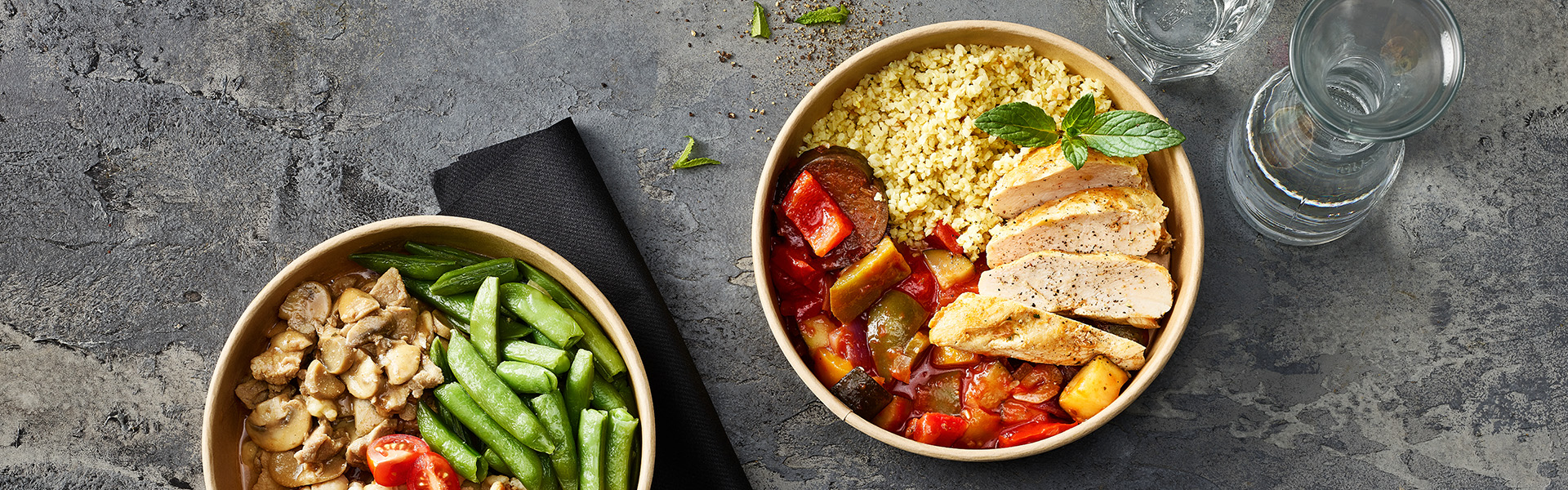 Zwei verschiedene Tagesmenus sind in Bowls präsentiert.