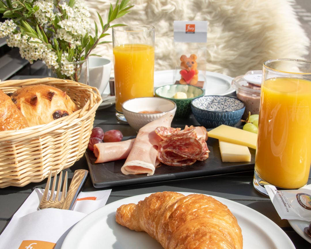 Reichlich gedeckter Frühstückstisch mit Brunch Zmorgä vom Flury.