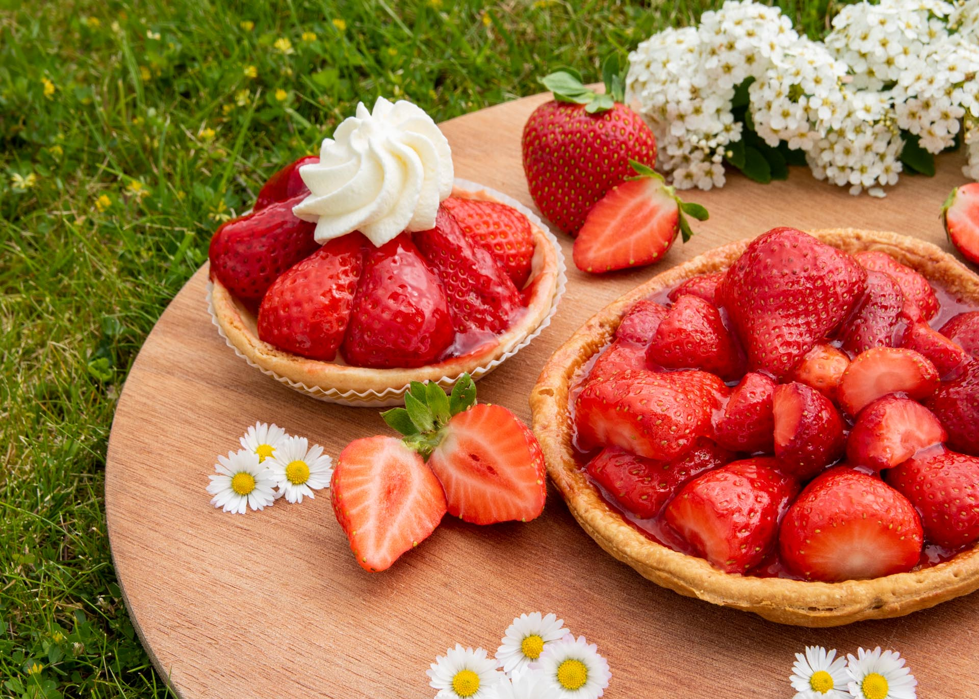 Erdbeertörtli und Erdbeerchüechli mit frischen Erdbeeren aus Utzenstorf.