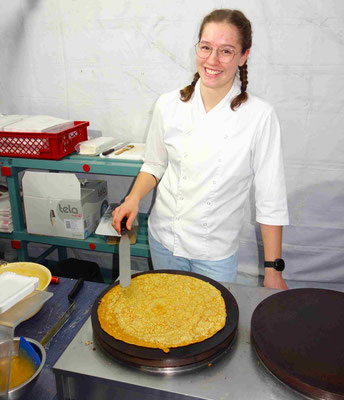 Meret am Crêpes machen für Besucherinnen und Besucher der Culinaria.