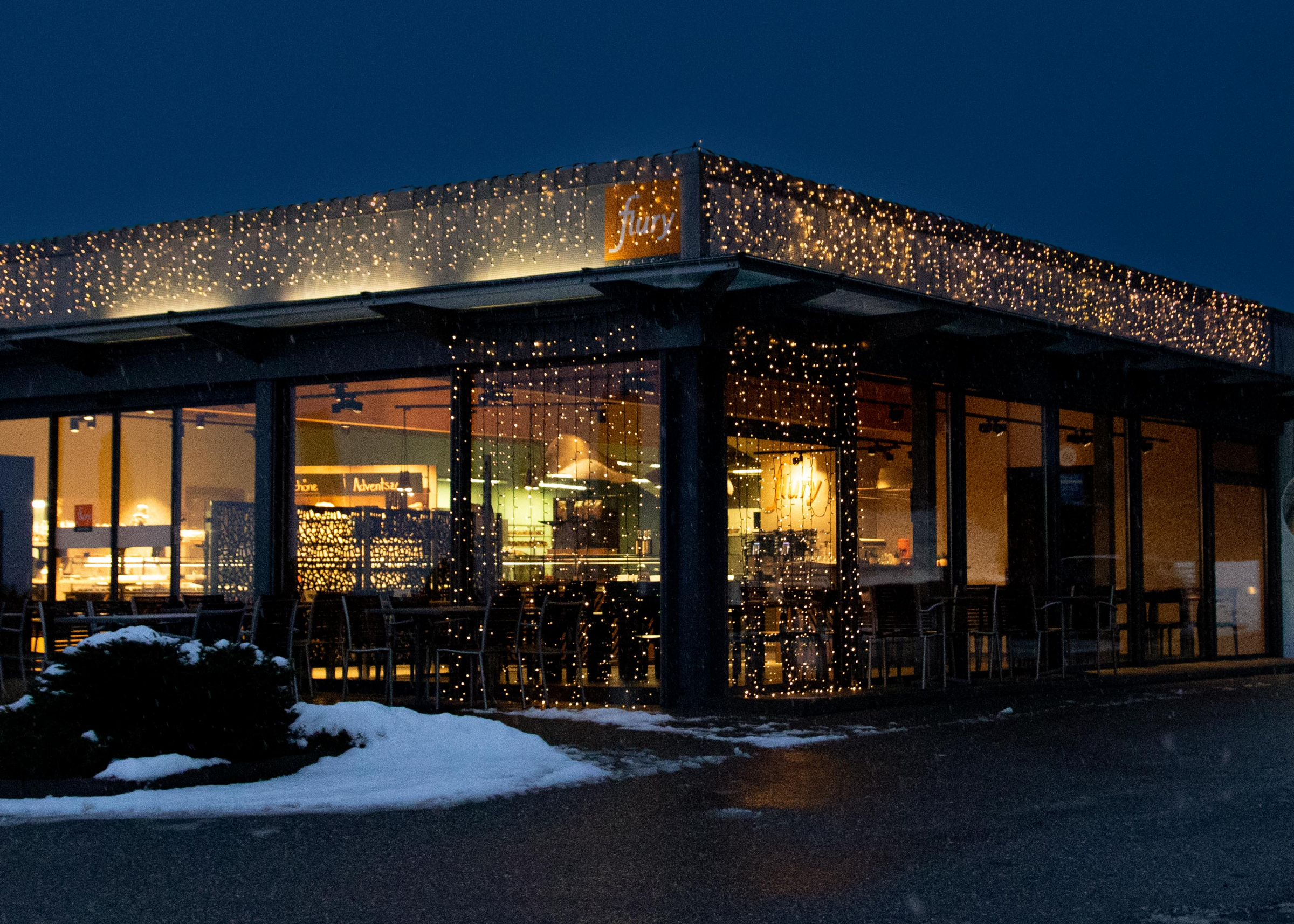 Standort Koppigen Aspi im Dunkeln von aussen mit Weihnachtsbeleuchtung