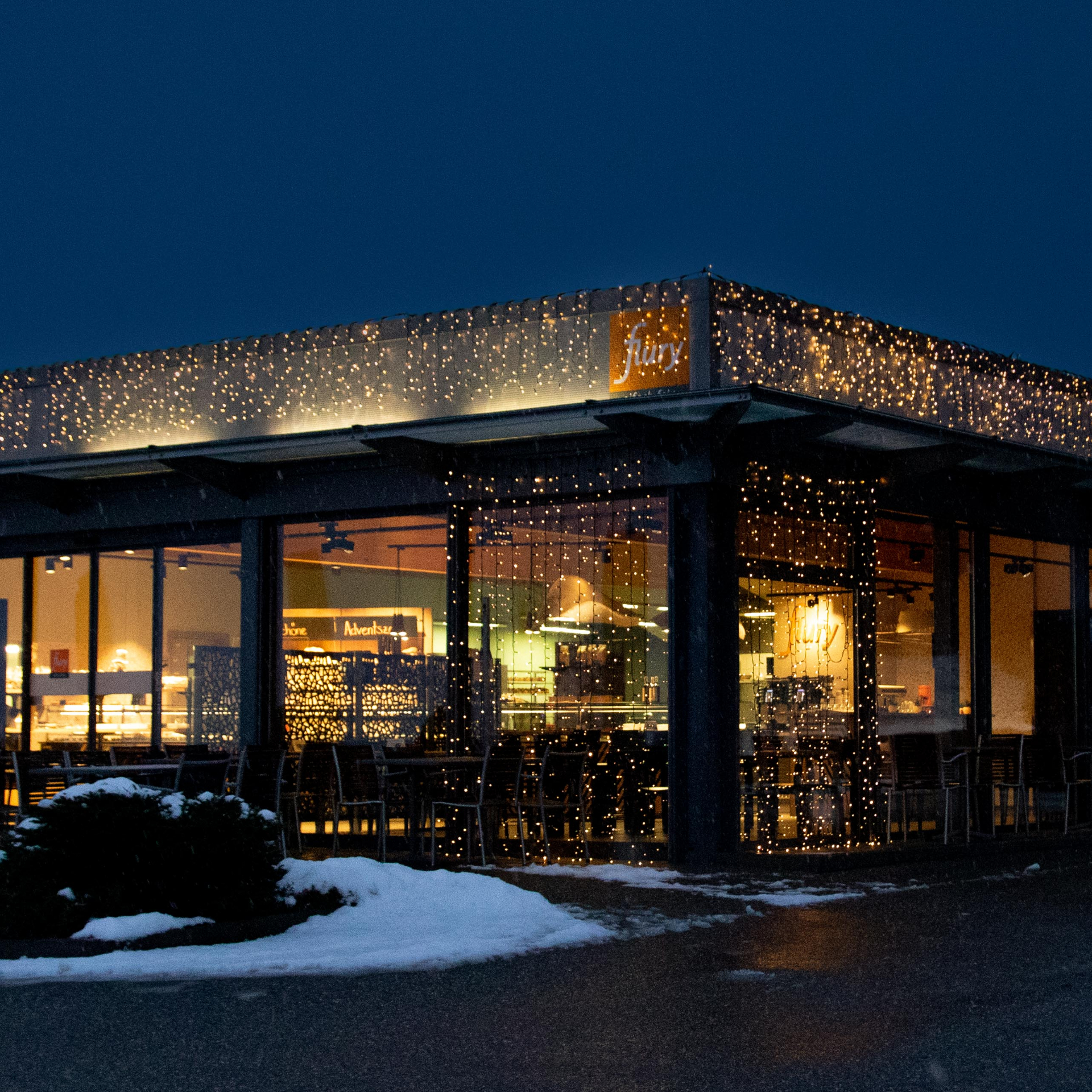 Standort Koppigen Aspi im Dunkeln von aussen mit Weihnachtsbeleuchtung