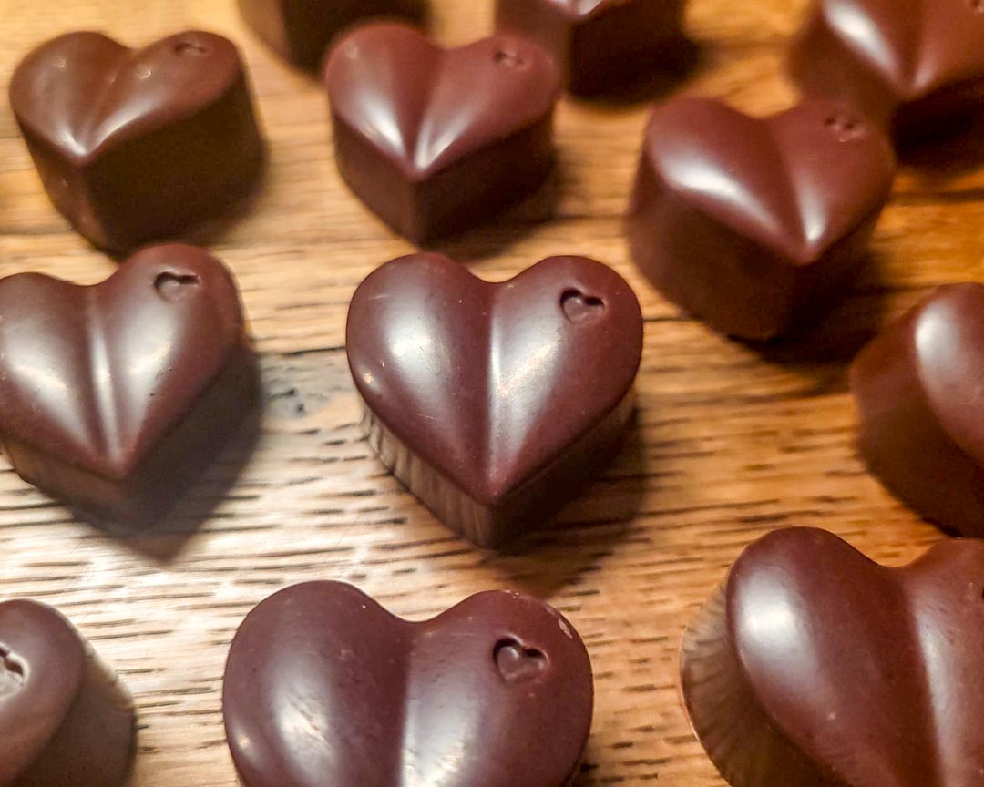Herzen aus Zartbitterschokolade, die Meret komplett selbst hergestellt hat.