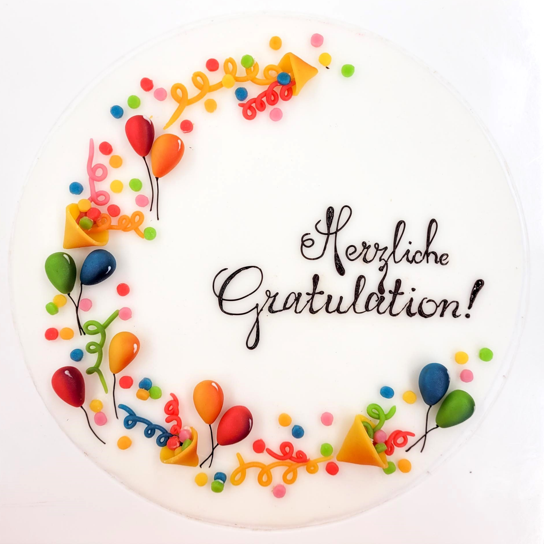 Meret's Tortendecor "Herzliche Gratulation" mit Luftballons, Konfetti und Luftschlangen.