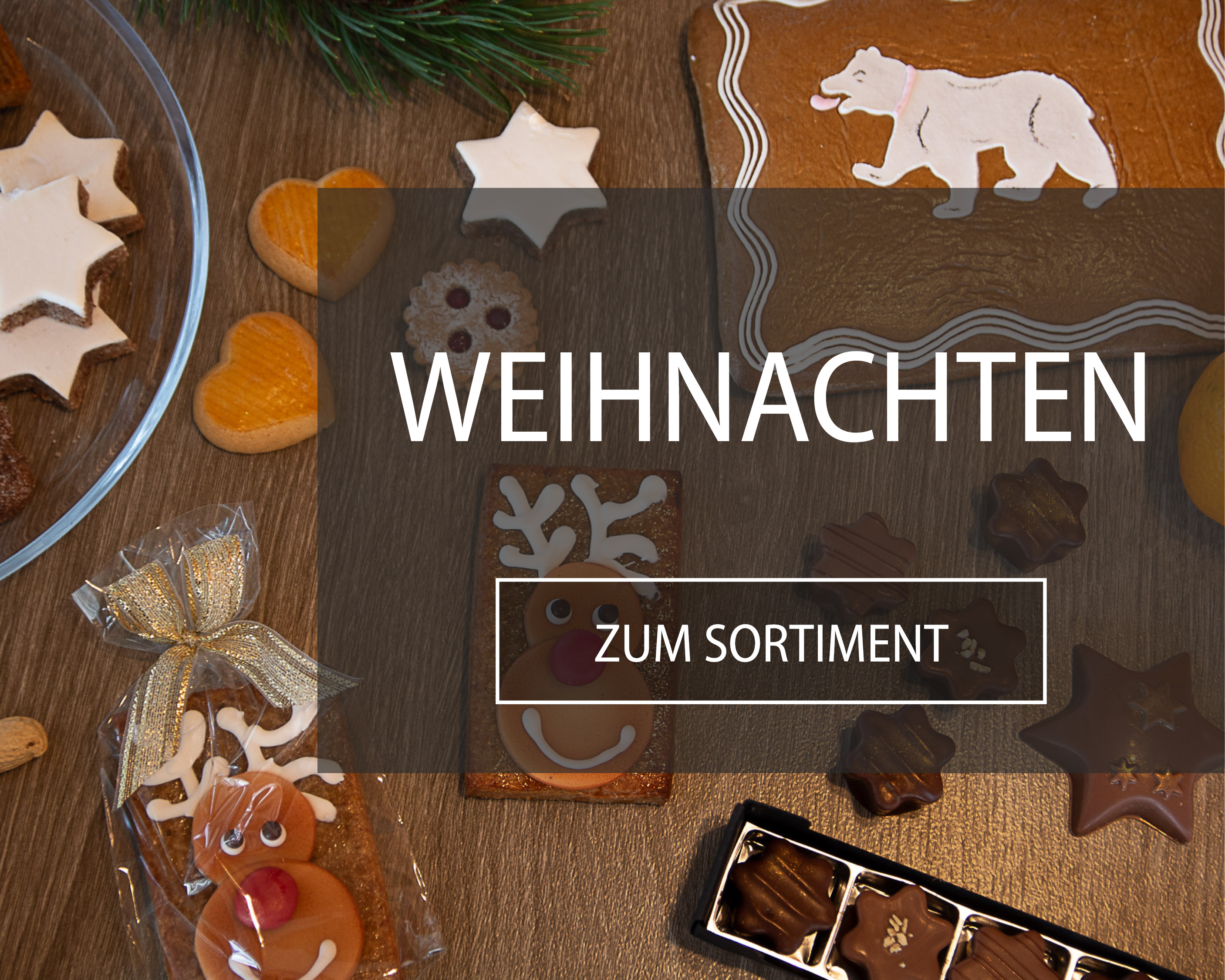 Weihnachtskonfekt und Lebkuchen liegen auf einem festlichen Tisch verteilt.