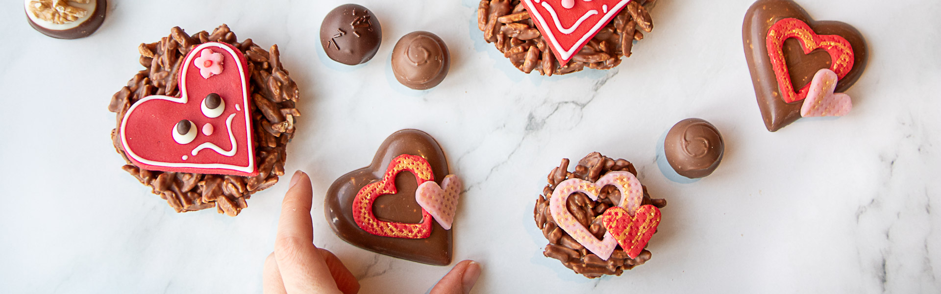 Header_Valentinstag.jpg Verschiedene Valentinstagsspezilaitäten wie Rocher Herzen, Schoggi Herzen mit Haselnusskrokant und Schoggi Herzen, gefüllt mit Wienerkonfekt.