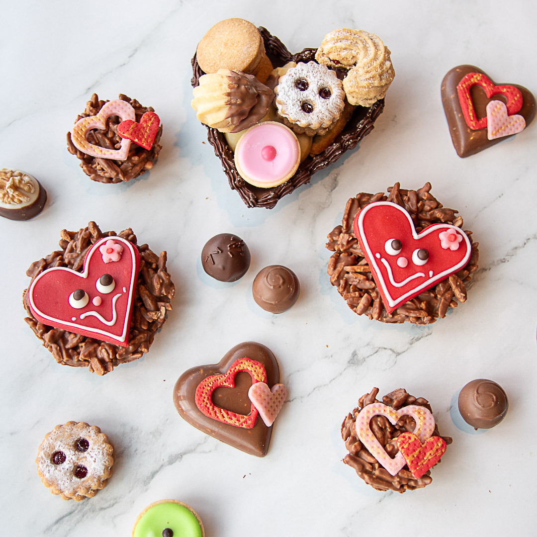 Header_Valentinstag_mobile.jpg Verschiedene Valentinstagsspezilaitäten wie Rocher Herzen, Schoggi Herzen mit Haselnusskrokant und Schoggi Herzen, gefüllt mit Wienerkonfekt.