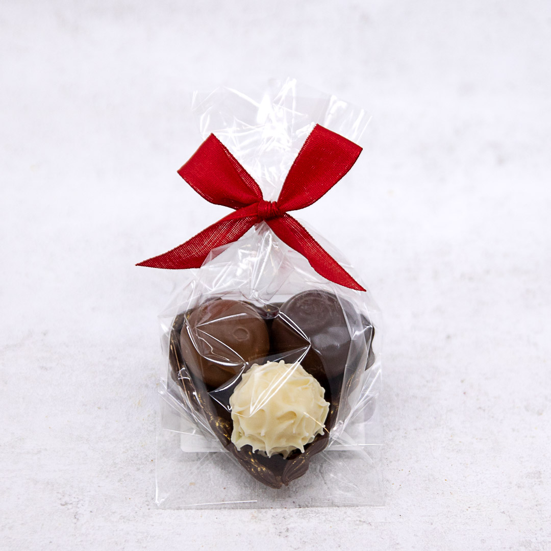 Schoggi Herz m. 3 Truffes.jpg Schoggi Herz mit 3 Truffes