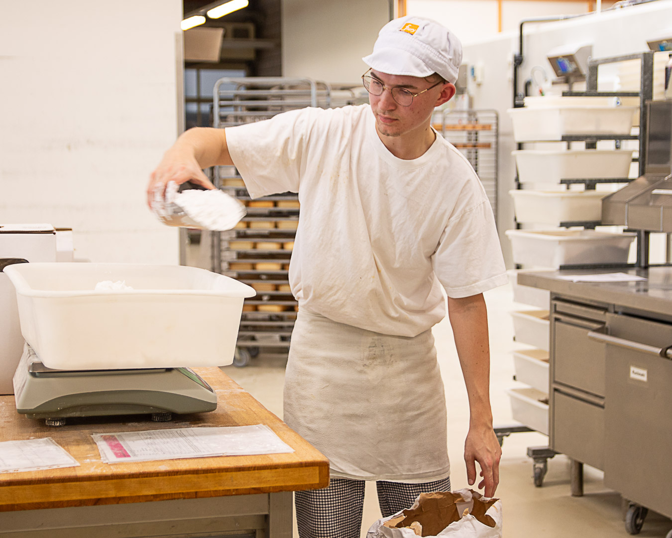 Nicola weigt Mehl ab. Nicola wiegt Mehl ab für den Teig.