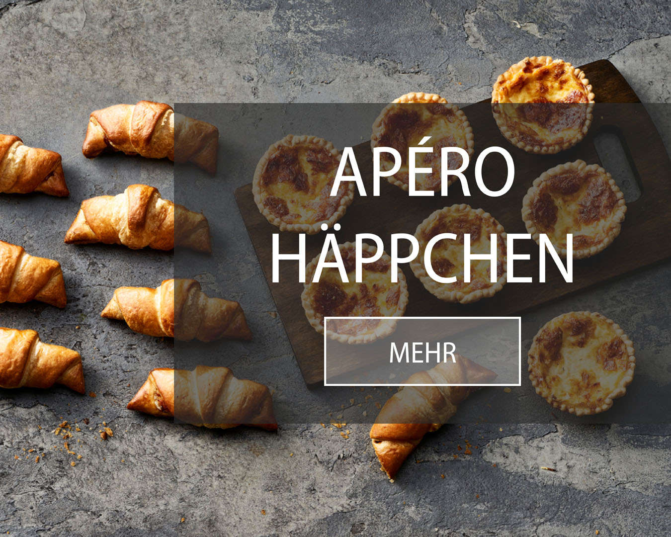 Blätterteig Apéro Häppchen wie Schinkengipfeli und Chäschüechli werden auf Holzbrett präsentiert.