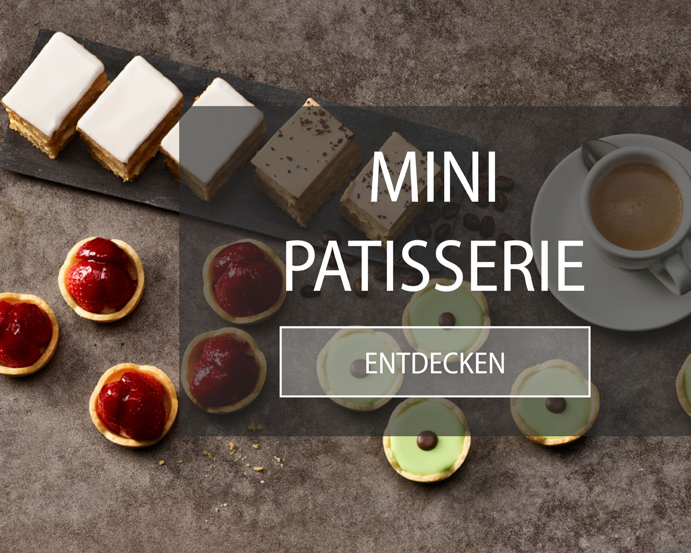 Mini Patisserie bestehend aus Cremeschnitte, Carac und Erdbeertörtli neben einem Nespresso.