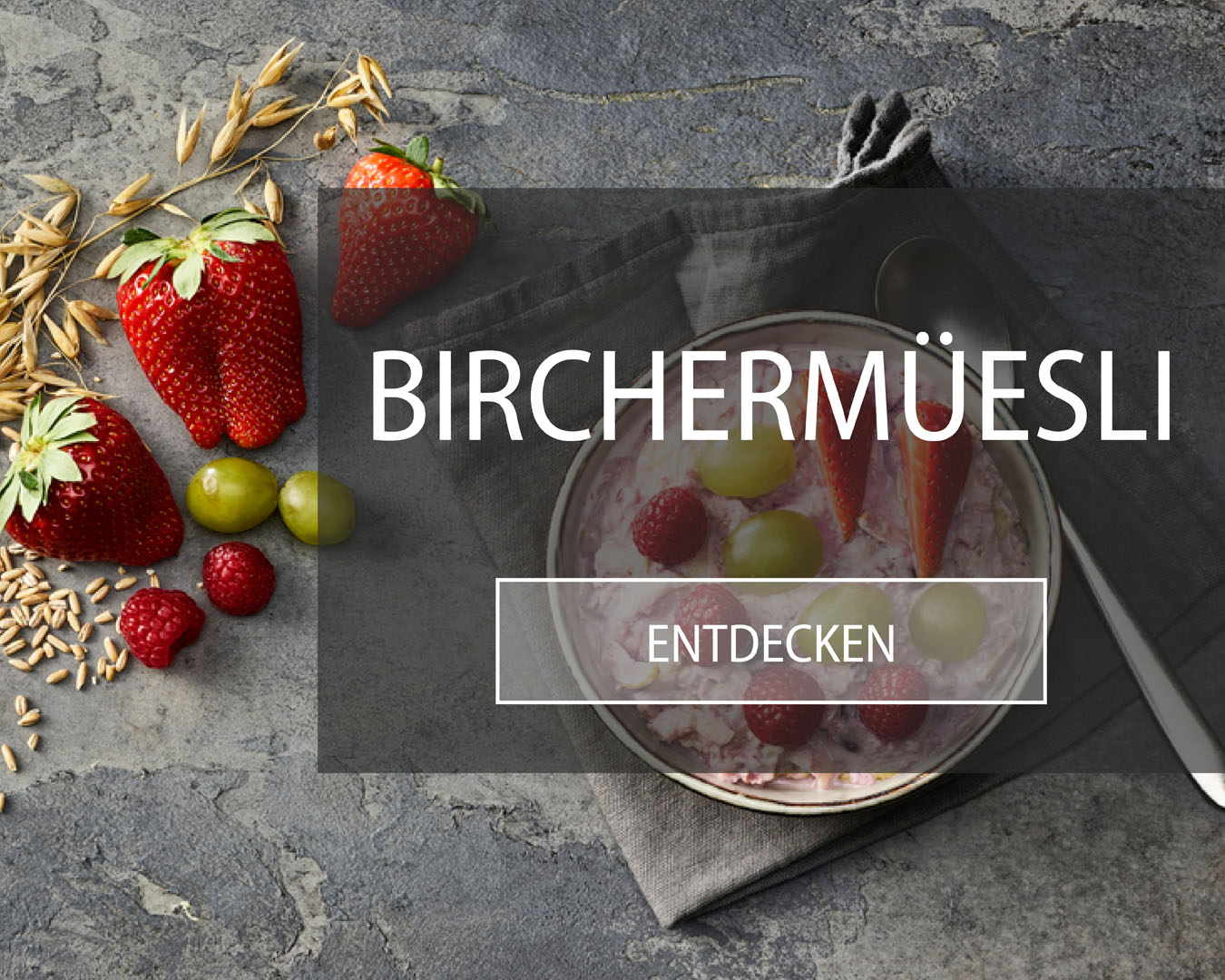Birchermüesli aus regionalen Zutaten mit frischen Früchten garniert.
