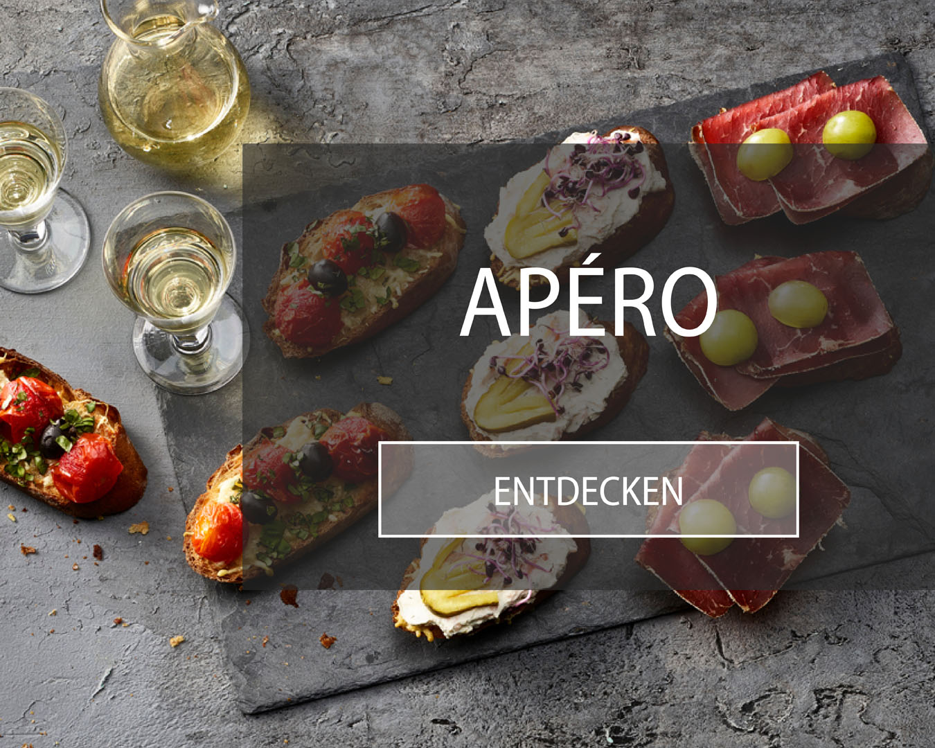 Apéro Bruschetta mit Trockenfleisch, Lachs-Frischkäse oder gedämpften Tomaten, dazu Weisswein.