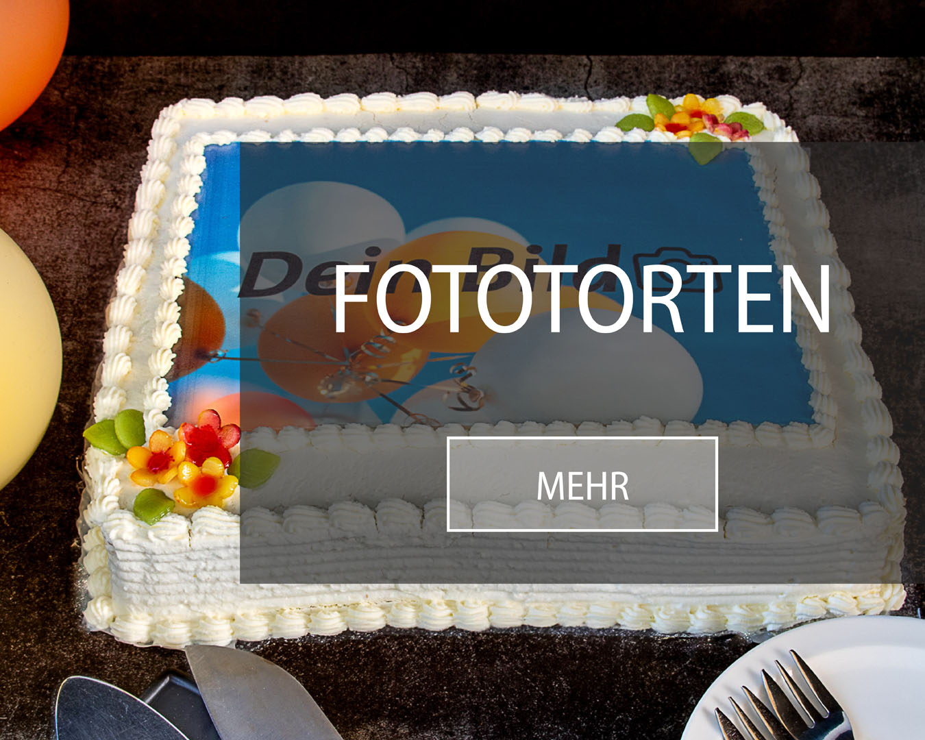 Fototorte bereit zum Aschneiden mit Rosetten aus Rahm und dekorativen Marzipanbl&uuml;mchen.