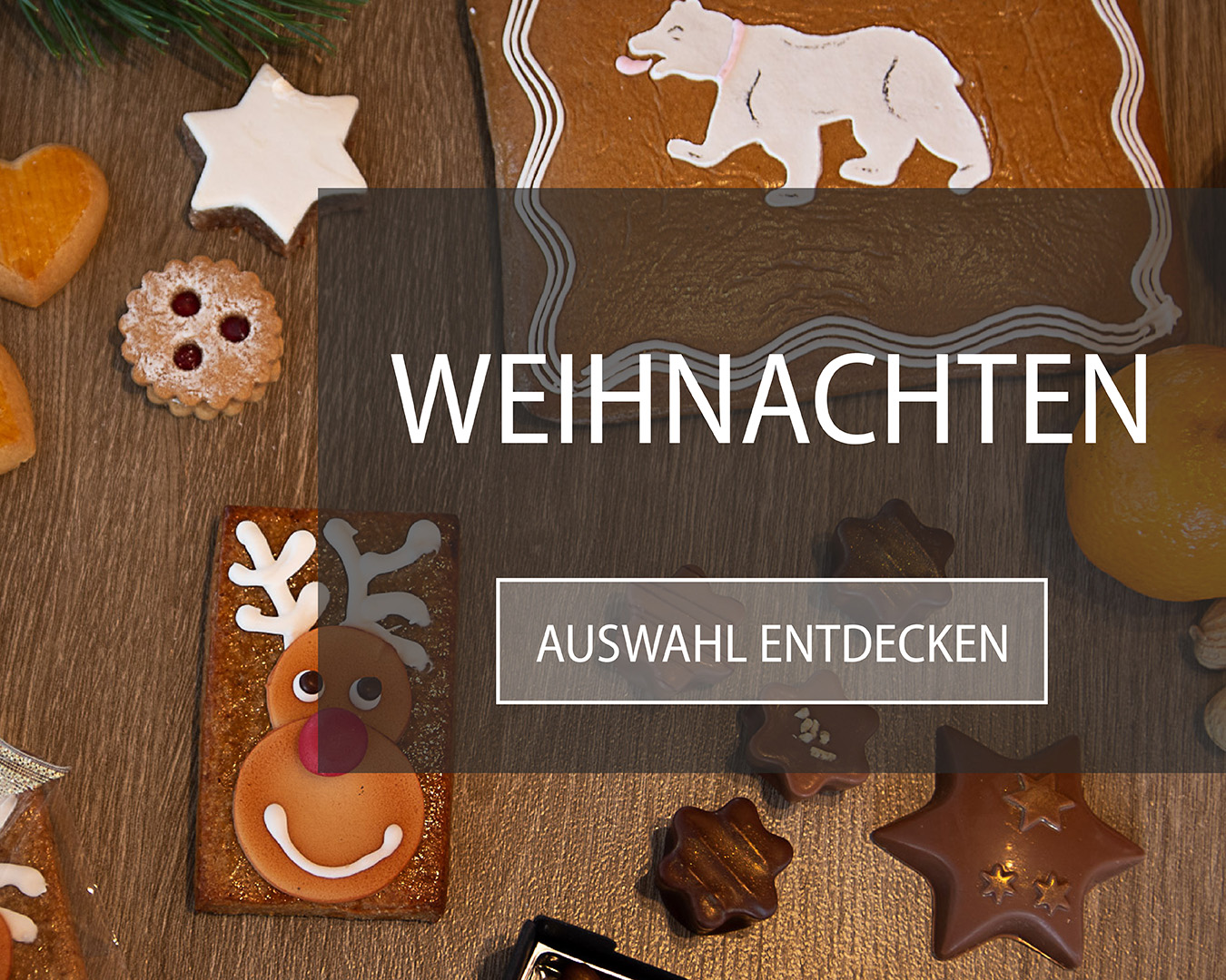 Weihnachtskonfekt und Lebkuchen liegen auf einem festlichen Tisch verteilt.