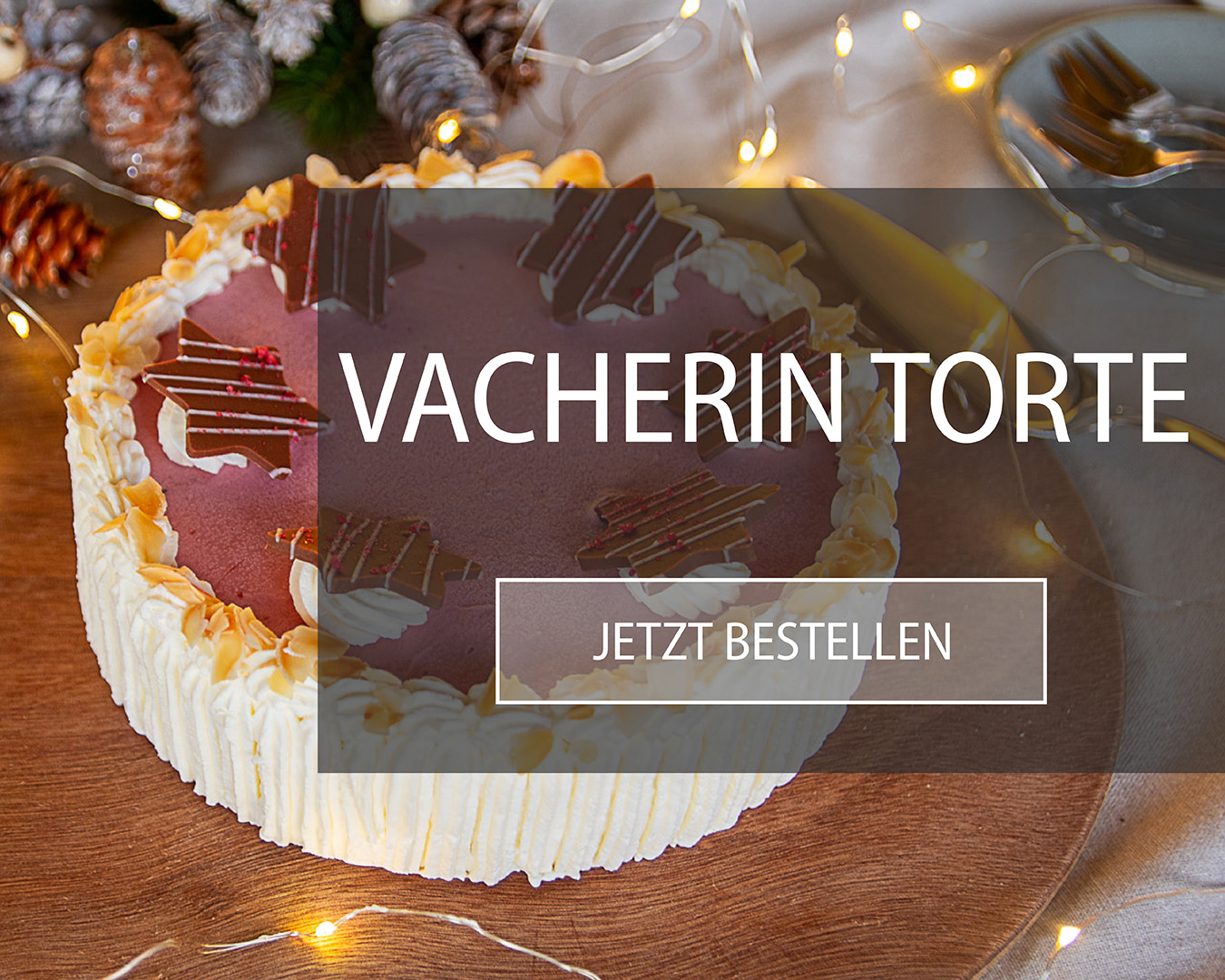 Vacherintorte mit Erdbeerglace, garniert mit Schoggisternen