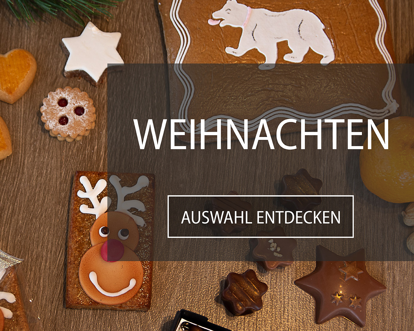 Weihnachtskonfekt und Lebkuchen liegen auf einem festlichen Tisch verteilt.