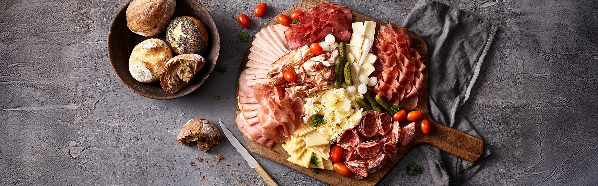 Fleisch-Käseplatte schön garniert mit diversen Fleischsorten und verschiedenem Käse.