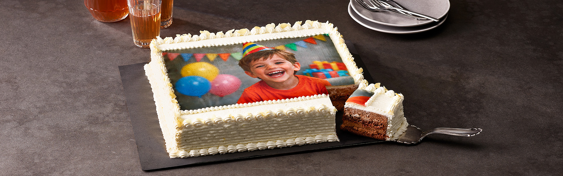 angeschnittene Fototorte für Kindergeburtstag