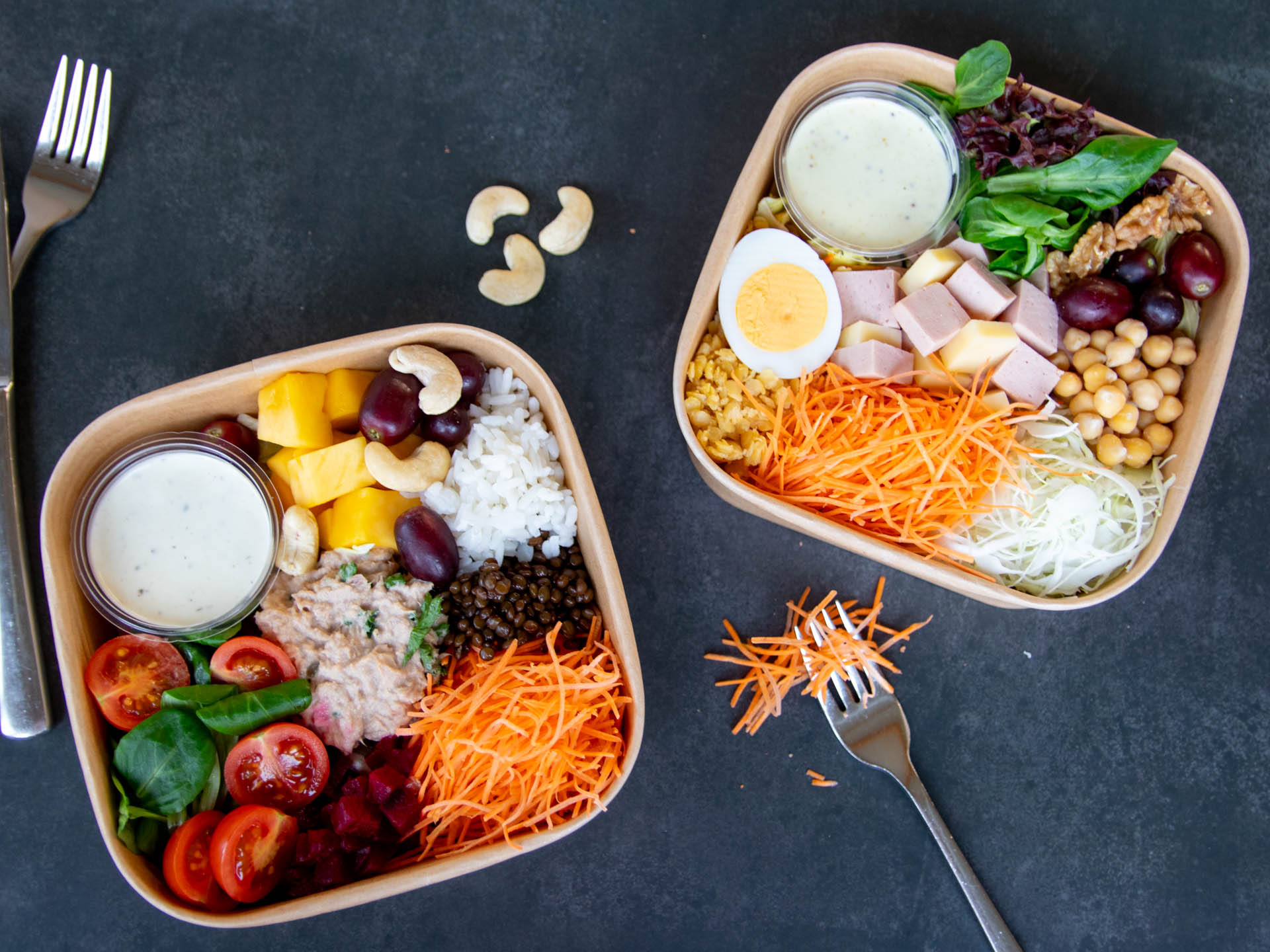 Zmittag-Schalen mit Thon oder Cervelat und Emmentaler, gef&uuml;llt mit Gem&uuml;se, Fr&uuml;chten, Salatsauce und einer St&auml;rkenbeilage (Reis, Linsen, Kichererbsen, ...)