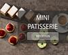 Mini Patisserie bestehend aus Cremeschnitte, Carac und Erdbeertörtli neben einem Nespresso.