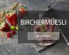 Birchermüesli aus regionalen Zutaten mit frischen Früchten garniert.