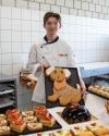 Nicola an seinem fertigen Prüfungstisch mit seinem Schaustück.
