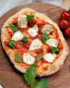 Pinsa Margherita auf einem Holzbrett